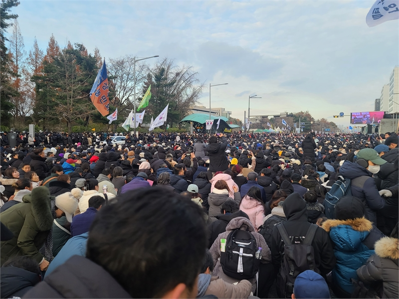 여의도  국회  앞,  뜨거운  함성과  촛불  물결… “몰아내자!”  외치는  시민들
