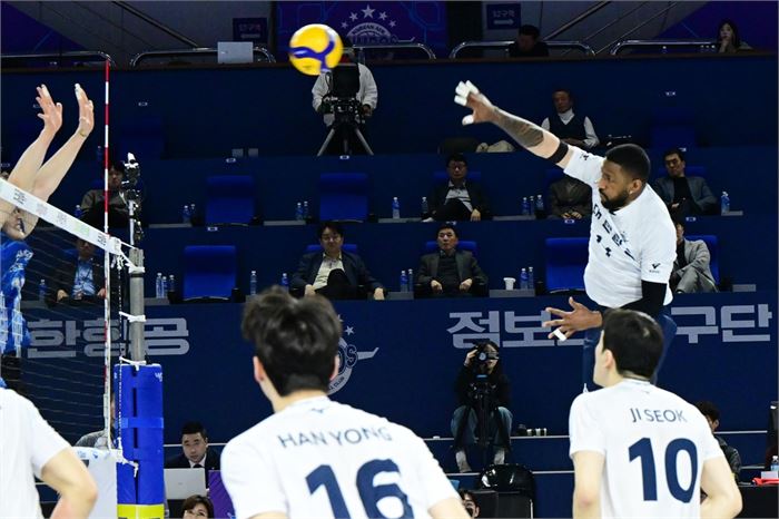 '동반 패배' 프로배구 대한항공·현대건설, 이제는 2위도 '불안'