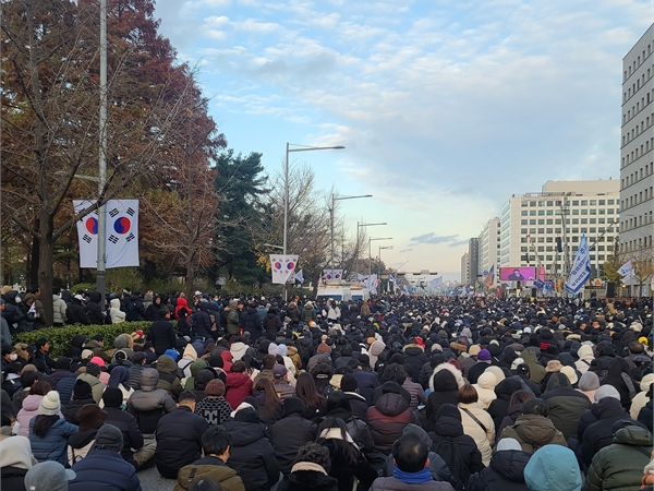 [포토뉴스] 윤석열  대통령  퇴진을  외치는  직장인·대학생,  촛불로  물든  여의도