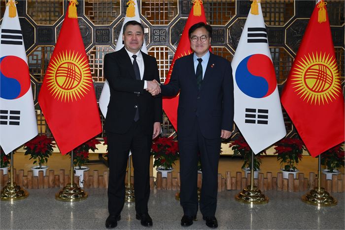 기념 촬영하는 사디르 자파로프 키르기스스탄 대통령-우원식 국회의장
