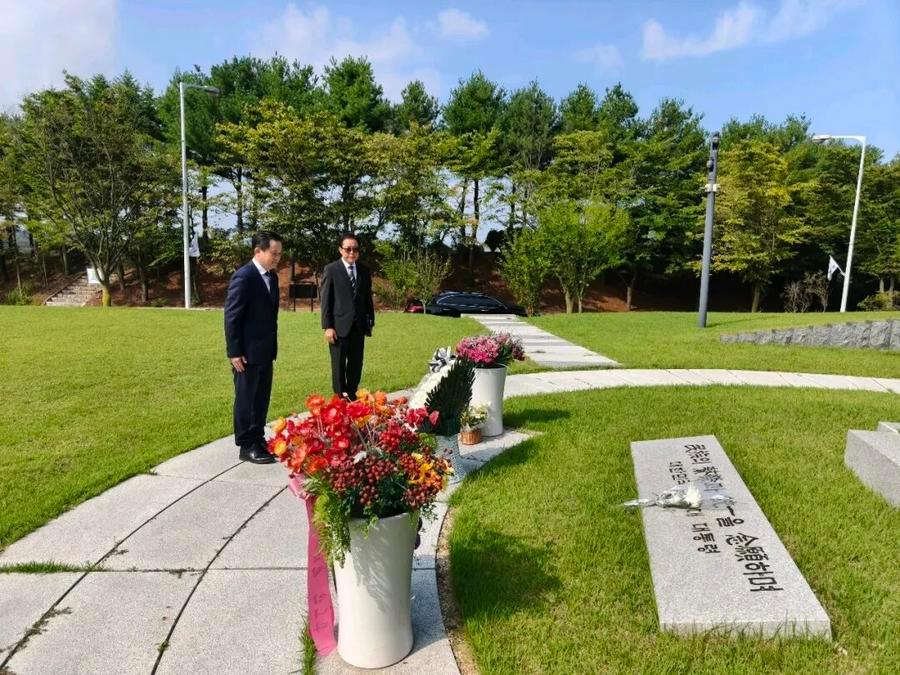 다이빙 중국대사, 중·한 수교 34주년 기념해 노태우 전 韓 대통령 묘역 참배