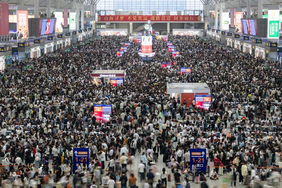 지난 1일 여객으로 북적이는 상하이 훙차오(虹橋)역 대합실. (사진/신화통신)