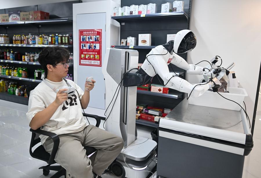 8월 12일 장쑤(江蘇)성 쑤첸(宿遷)시에 위치한 징둥(京東)로봇데이터수집센터에서 계산대 로봇을 훈련 중인 데이터 수집원. (사진/신화통신)