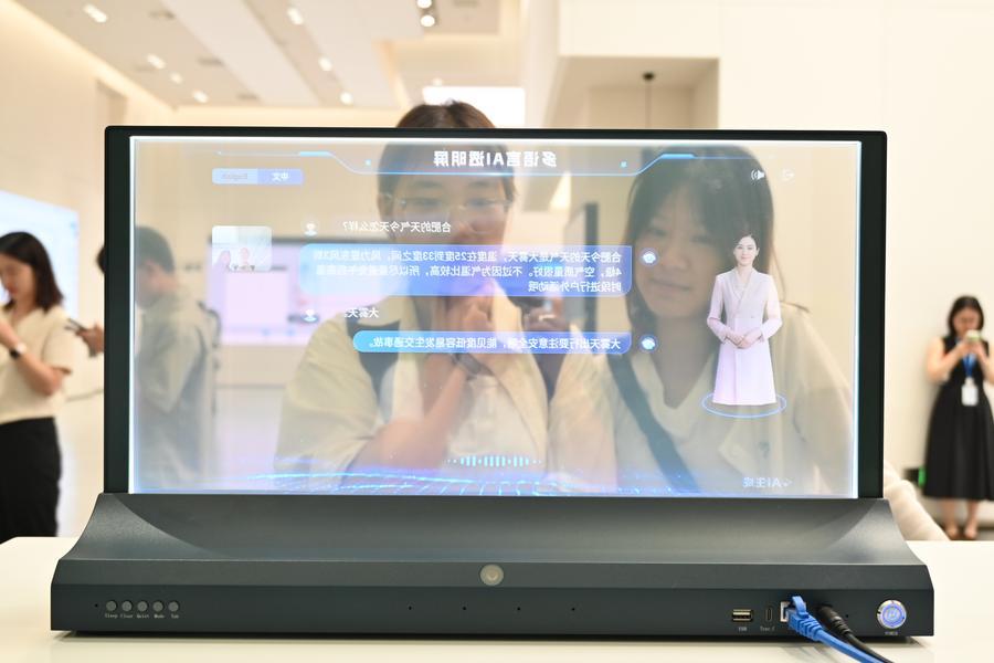 지난 6일 안후이(安徽)성 허페이(合肥)시에 위치한 커다쉰페이(科大訊飛∙iFLYTEK) 인공지능(AI) 본사 내 체험관에서 방문객이 실시간으로 언어를 인식해 번역 서비스를 지원하는 다국어 AI 투명 스크린을 체험하고 있다. (사진/신화통신)