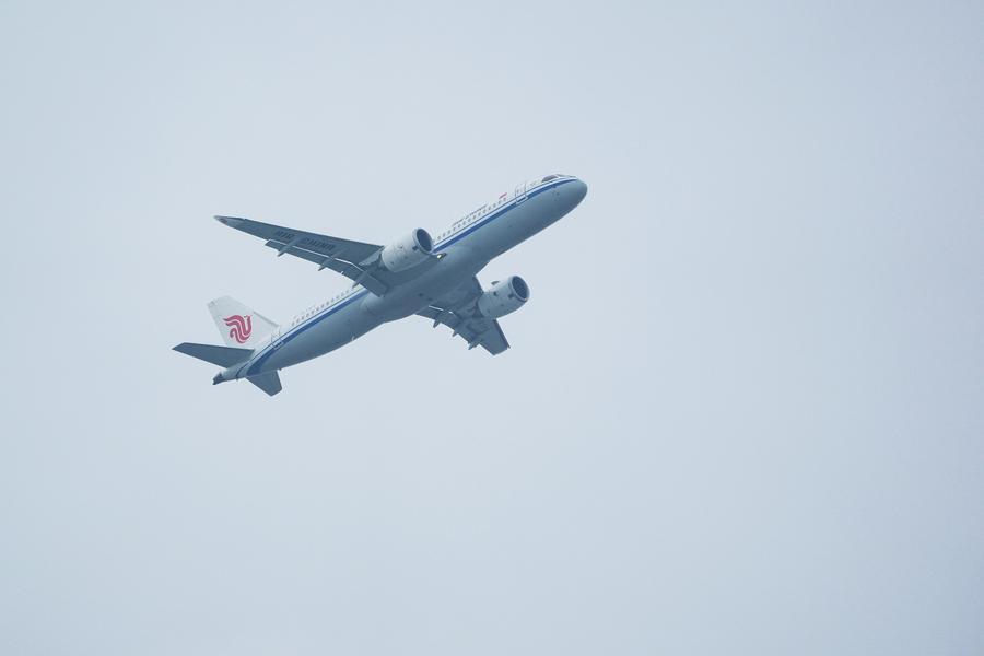 12일 중국산 대형 여객기 C919가 베이징 서우두(首都)국제공항에서 이륙했다. (사진/신화통신)