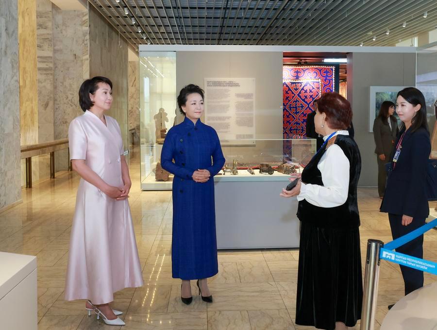 펑리위안 여사, 자파로바 여사와 키르기스스탄 국립역사박물관 참관