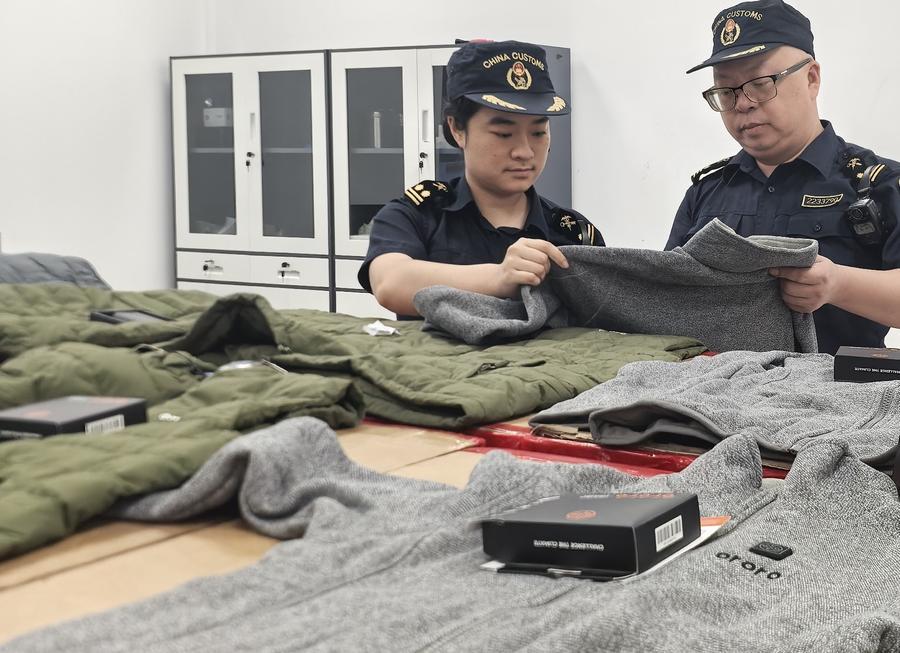 상하이 해관(세관) 직원이 해상운송 통상구에서 크로스보더 전자상거래 수출용 의류를 검사하고 있다. (자료사진/신화통신)