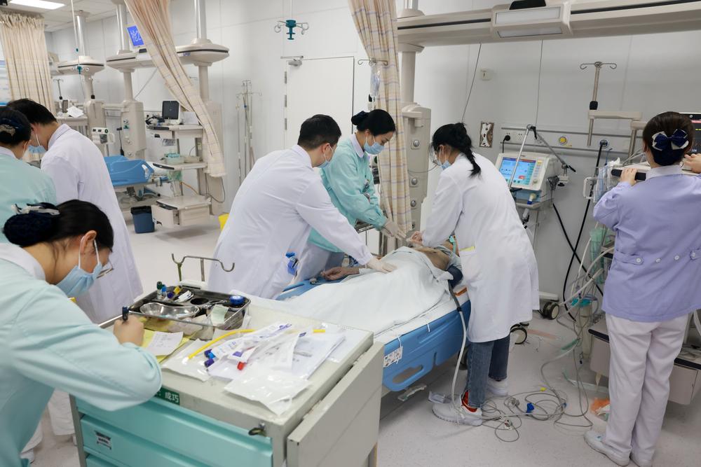 국경절 연휴에도 생명의 최전선 지키는 中 의료진