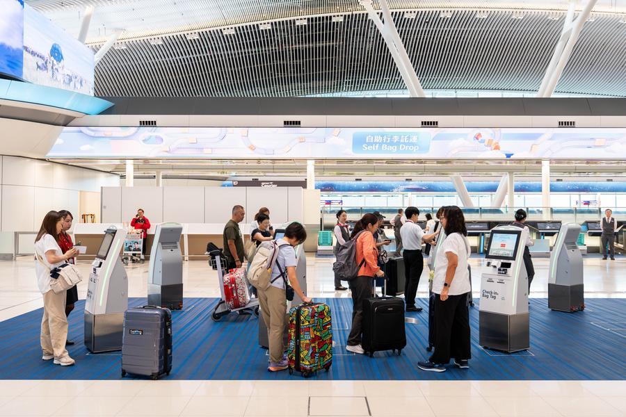 지난 5월 27일 홍콩 국제공항 제2여객터미널에서 탑승 수속을 밟는 여객. (사진/신화통신)