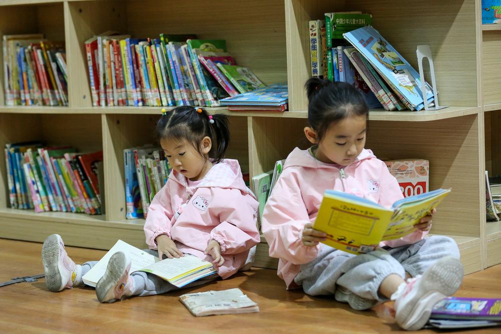도서관에서 동화책 읽는 어린이