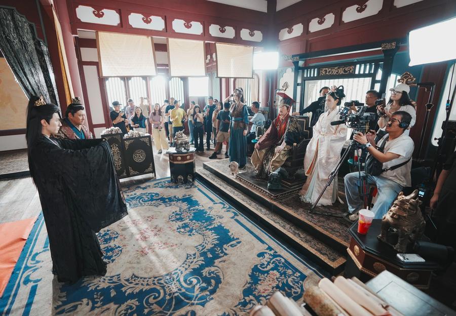 지난 8월 25일 산둥(山東)성 더저우(德州)시 라오링(樂陵) 영화·드라마 세트장에서 포착한 마이크로 드라마(숏폼 웹드라마) 촬영 현장. (사진/신화통신)