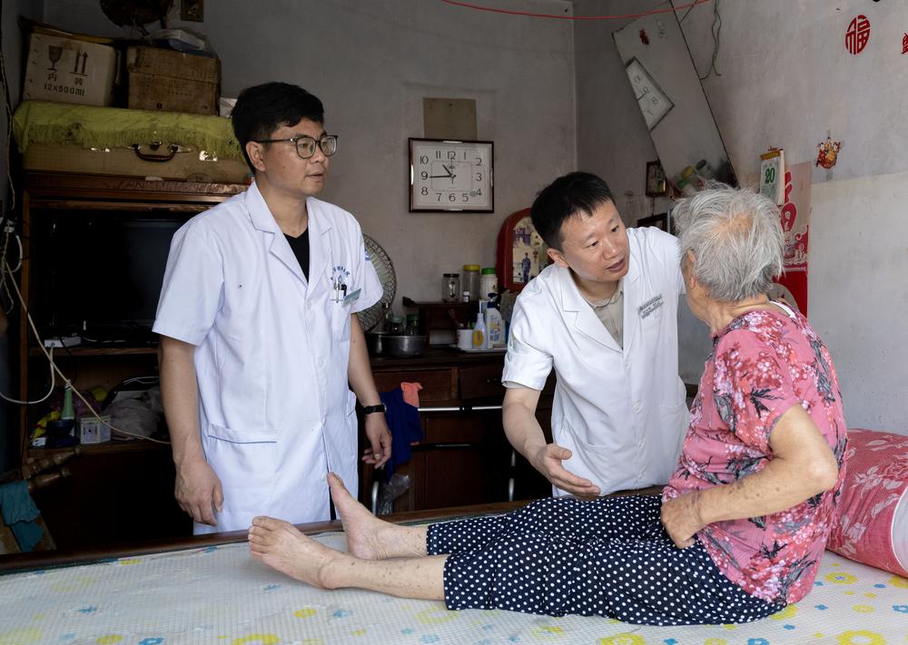 가정 방문해 어르신 건강 살피는 中 의료진