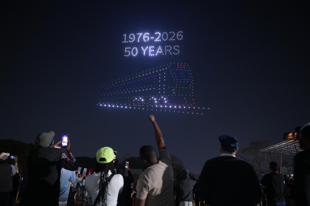 하늘에 수놓아진 탄자니아~잠비아 철도 50주년 기념 문양