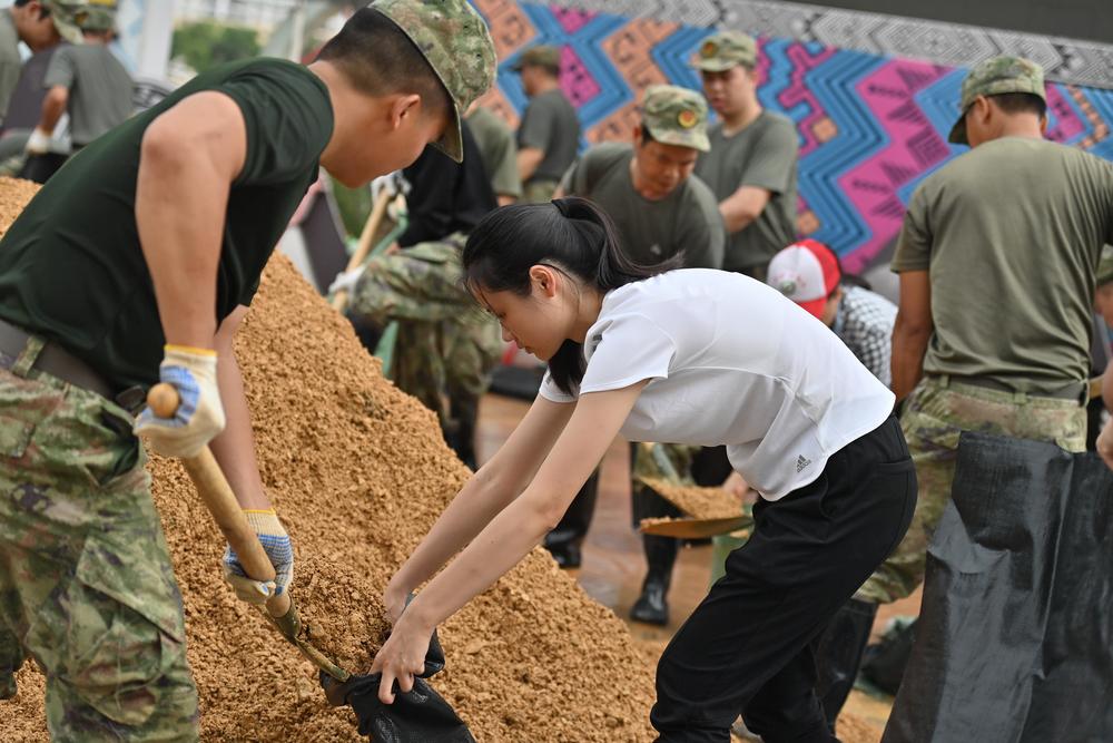 모래주머니 만드는 中 구조대원들
