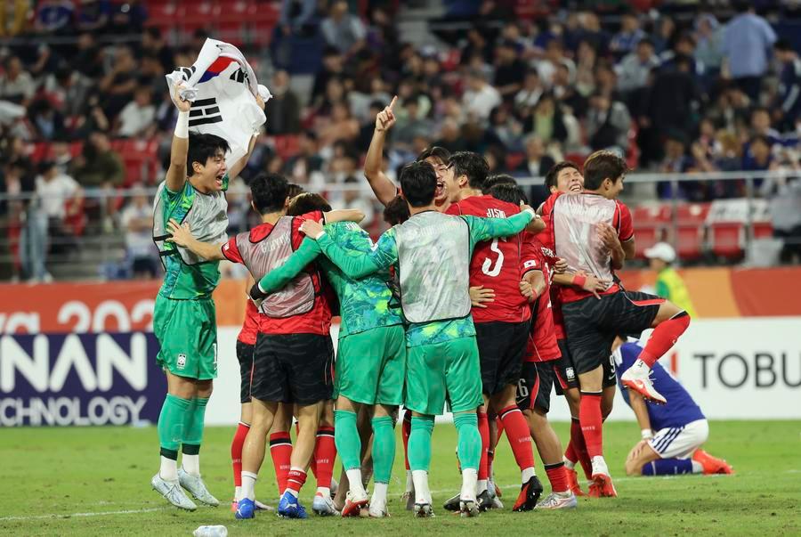 3일 축구 남자 금메달전에서 한국팀 선수들이 우승을 축하하고 있다. 이날 한국팀은 일본팀을 1대0으로 따돌리고 금메달을 거머쥐었다. (사진/신화통신)