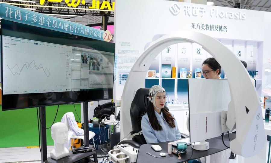 지난 4월 14일 '제6회 중국국제소비재박람회(CICPE)'에서 화시쯔(花西子∙Florasis)가 뷰티 다차원 홀로그램 AI 감각 반응 분석 시스템을 시연하고 있다. (사진/신화통신)