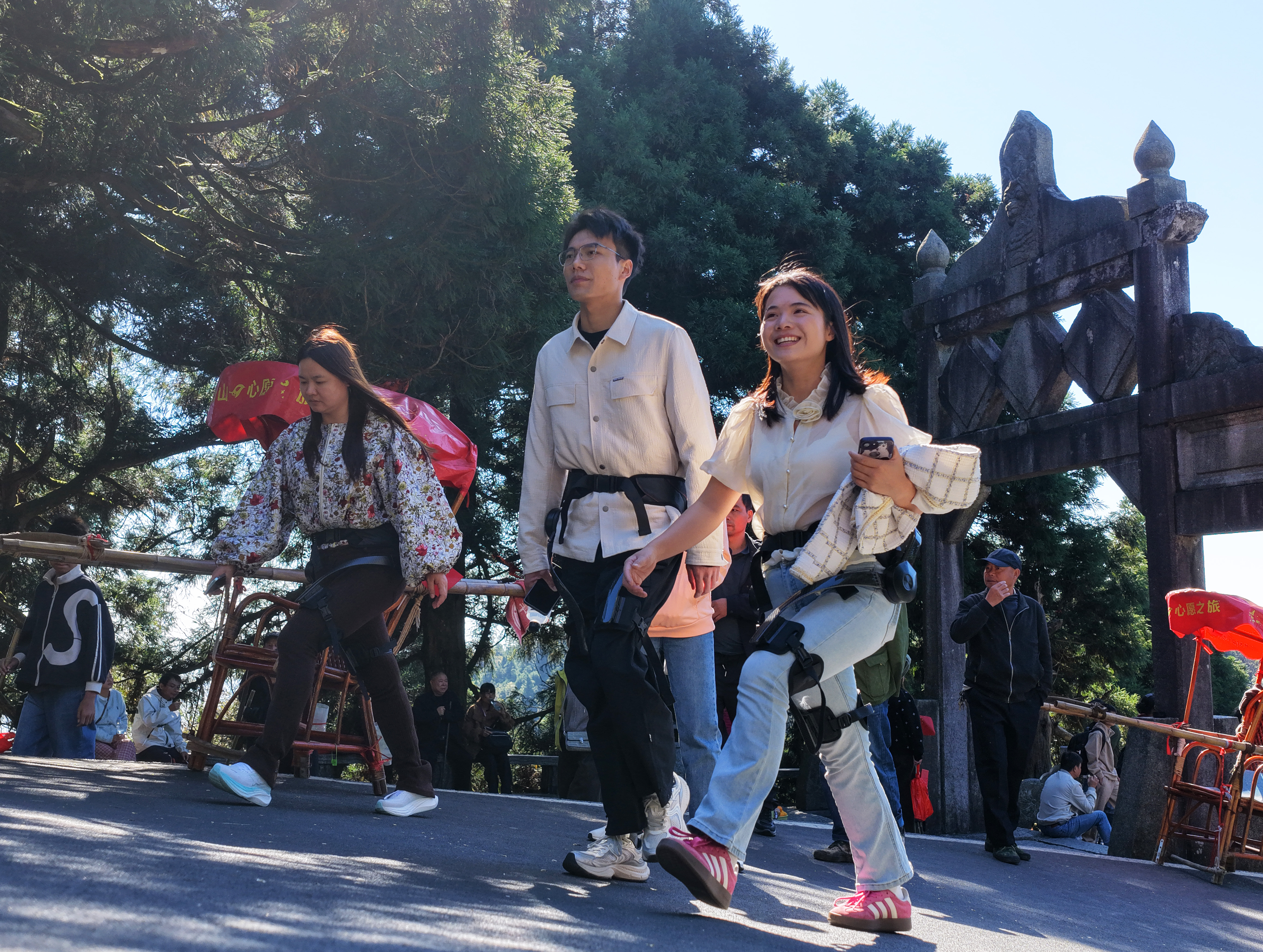 지난 6일 후난(湖南)성 헝양(衡陽)시 난웨헝산(南岳衡山)풍경구에서 관광객이 외골격 로봇을 착용하고 산을 오르고 있다. (사진/신화통신)