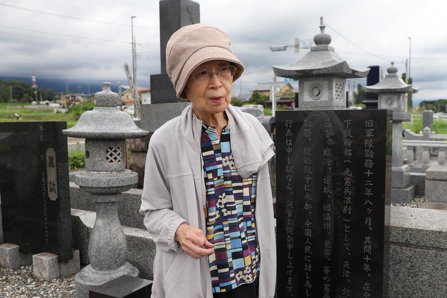구라하시 아야코(倉橋綾子·79)가 지난 7일 일본 군마현 요시오카정(町)에 위치한 아버지 오사와 유키치(大澤雄吉)의 사죄비 앞에서 신화통신과 인터뷰하고 있다. (사진/신화통신)