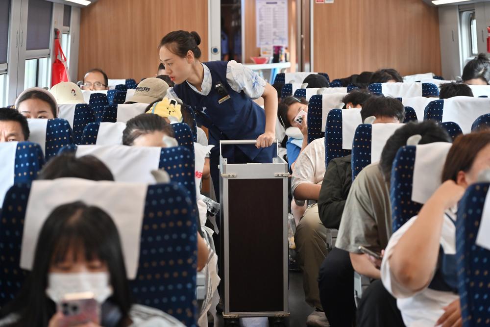 열차 내 쓰레기 수거하는 中 승무원