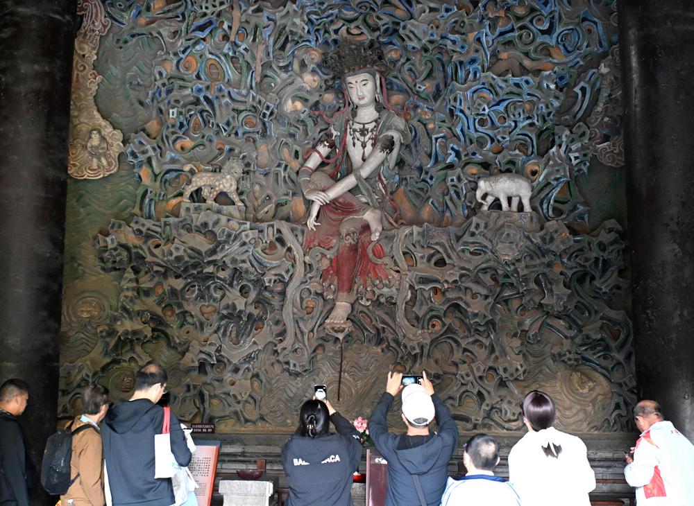 中 룽싱쓰 대비각 살펴보는 관광객들