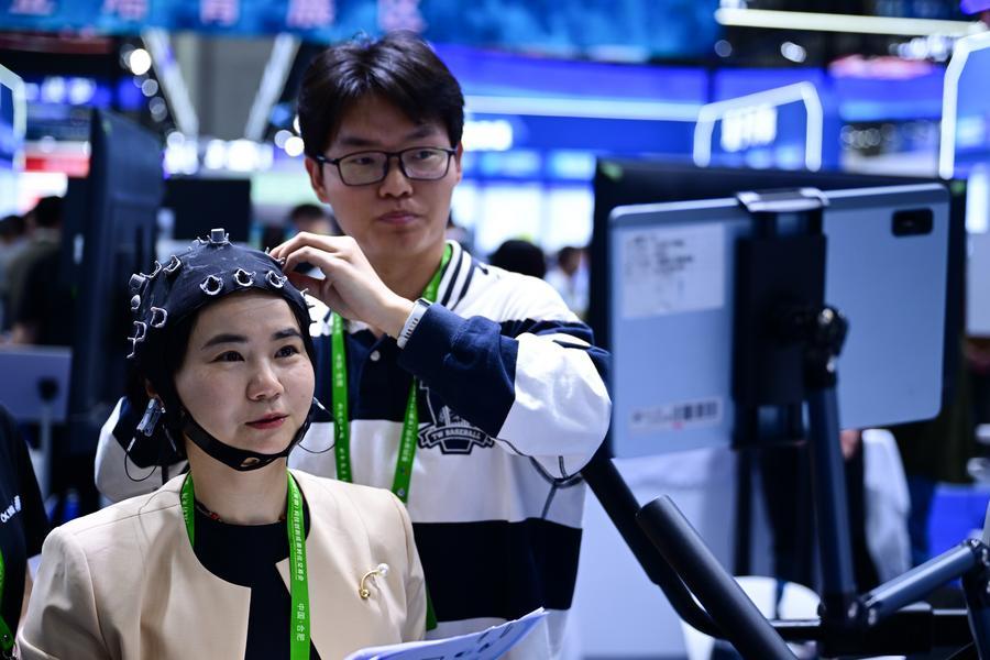 지난 4월 26일 '제4회 중국(안후이∙安徽) 과학기술 혁신 성과 전환 교역회'에서 관람객이 뇌-컴퓨터 인터페이스(BCI) 제품을 체험하고 있다. (사진/신화통신)