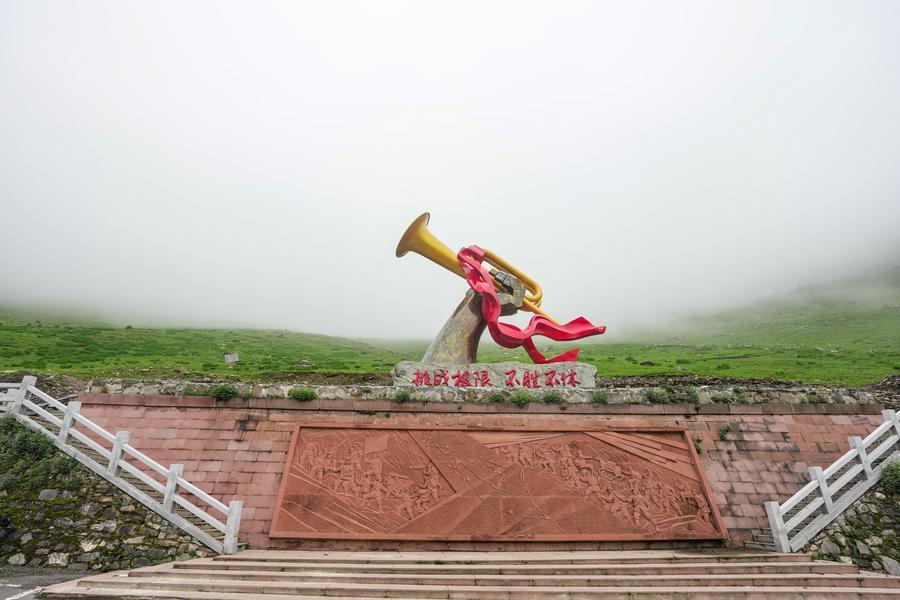 6월 2일 쓰촨성 야안(雅安)시 바오싱(寶興)현 자진산(夾金山)에서 촬영한 '승리의 나팔소리(勝利號角)' 테마 조형물. (사진/신화통신)