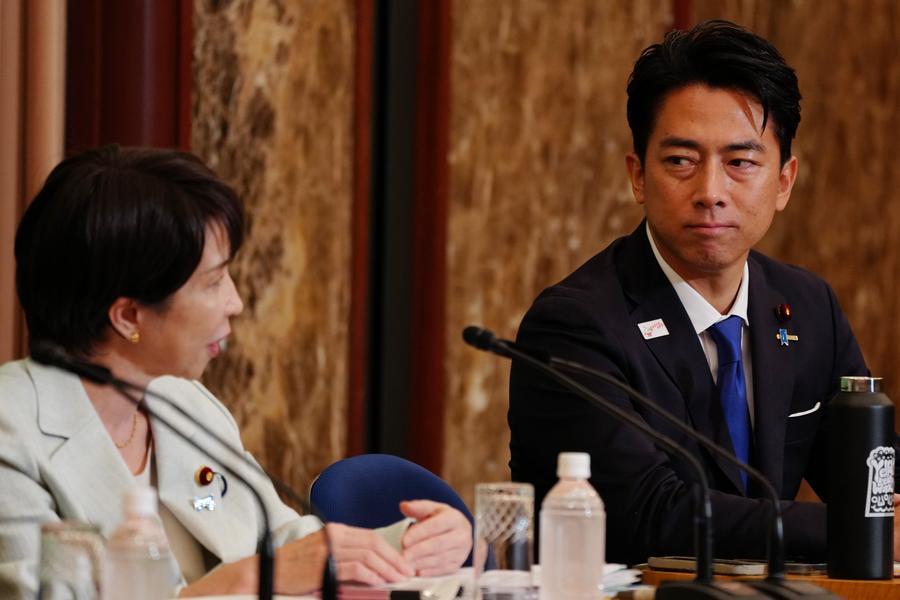 고이즈미 日 방위상, 야스쿠니 신사 참배