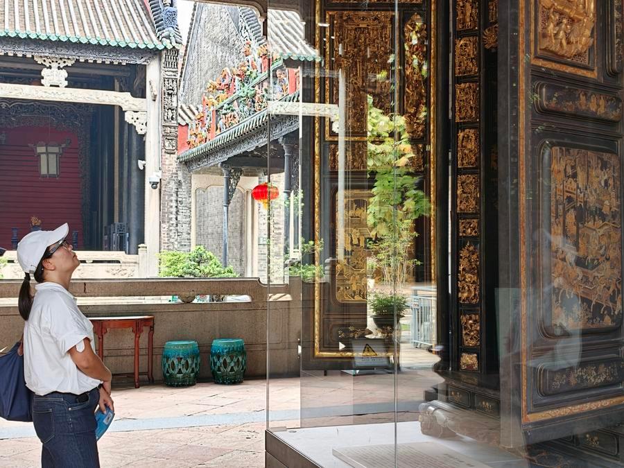 인공지능(AI) 안경을 착용한 한 관광객이 천자츠(陳家祠)를 둘러보고 있다. (사진/신화통신)