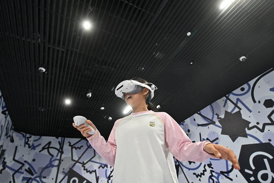 지난 7일 허난(河南)성 상추(商丘)박물관에서 가상현실(VR) 안경을 착용하고 테마 영상을 관람하는 어린이. (사진/신화통신)