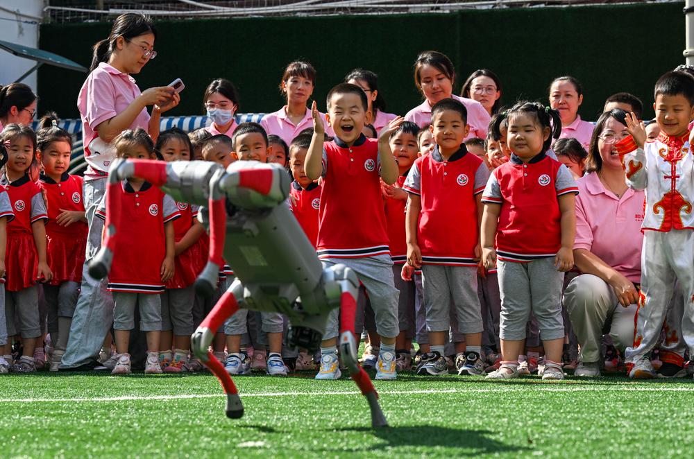 中 새 학기 새 출발...활기 가득한 교정 풍경