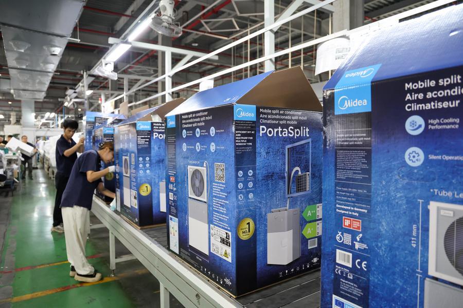 지난 7일 메이디(美的·Midea) 가정용 에어컨 광저우(廣州) 공장에서 작업자가 유럽 시장에 수출하는 포르타스플릿 에어컨을 포장하고 있다. (사진/신화통신)