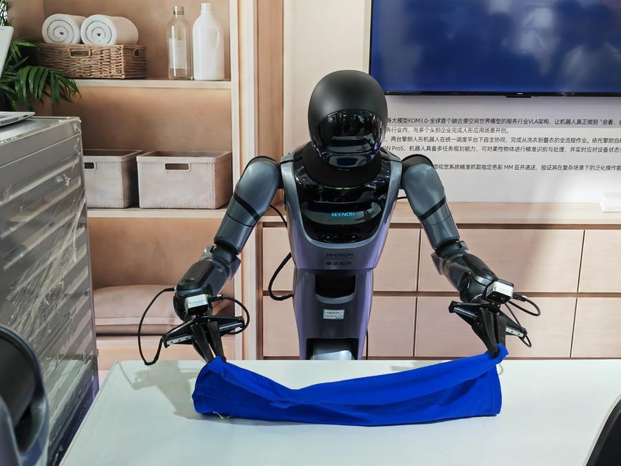 상하이 칭랑(擎朗)스마트테크(KEENON Robotics)의 휴머노이드 로봇이 옷을 개고 있다. (사진/신화통신)