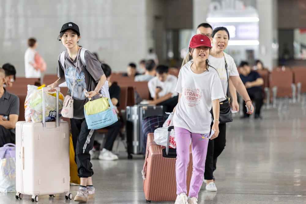 열차 탑승하러 가는 中 여행객들