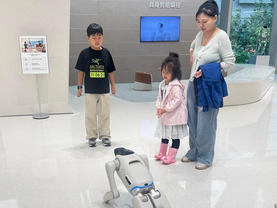 상하이 치위안(啟元)로봇 글로벌 첫 공식 체험매장에서 소비자들이 '치위안 T1' 로봇과 상호작용하고 있다. (사진/신화통신)