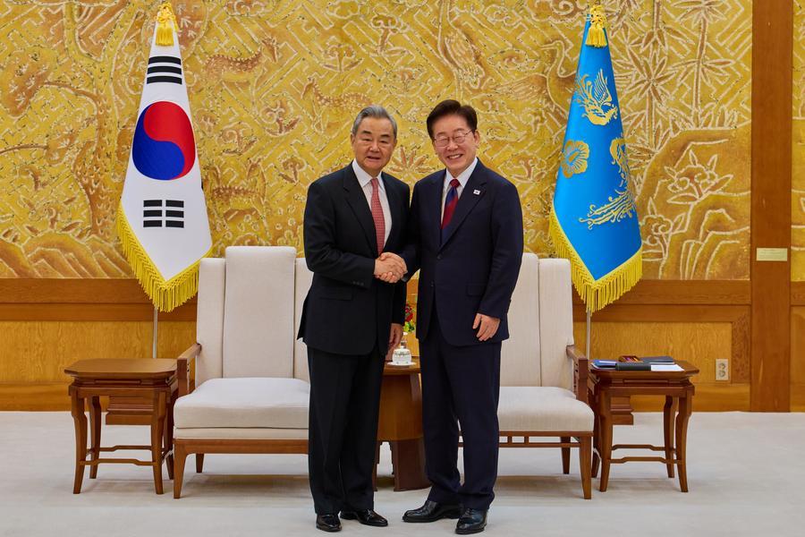 韓 이재명 대통령, 中 왕이 외교부장과 회견