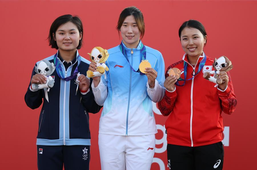 요트 여자 윈드서핑에서 금메달을 딴 중국의 리원치(李文琪·가운데) 선수가 3일 열린 시상식에서 포즈를 취하고 있다. (사진/신화통신)