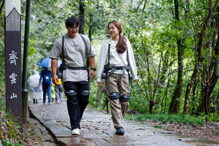 2일 외골격 로봇을 착용하고 치윈산관광지를 둘러보는 관광객. (사진/신화통신)