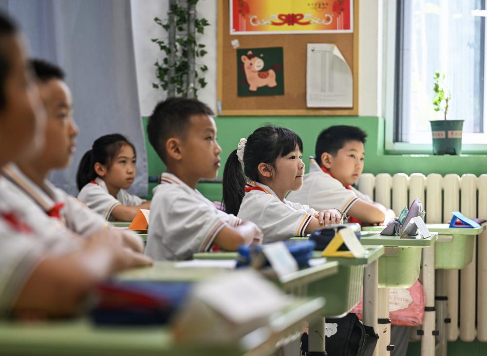 中 톈진 초등학생들, 설레는 새 학기 첫 수업