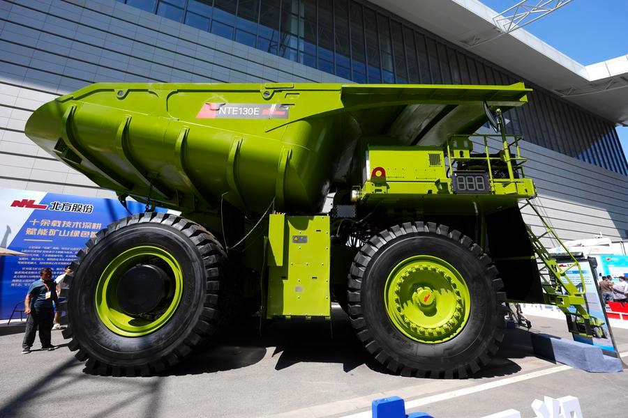 지난 3일 '2026 중국(타이위안·太原) 국제에너지산업박람회'에 전시된 순수 전기 광산용 덤프트럭. (사진/신화통신)