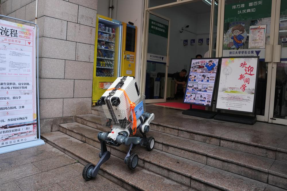 신입생 짐 나르는 로봇개...기숙사까지 '척척' 운반